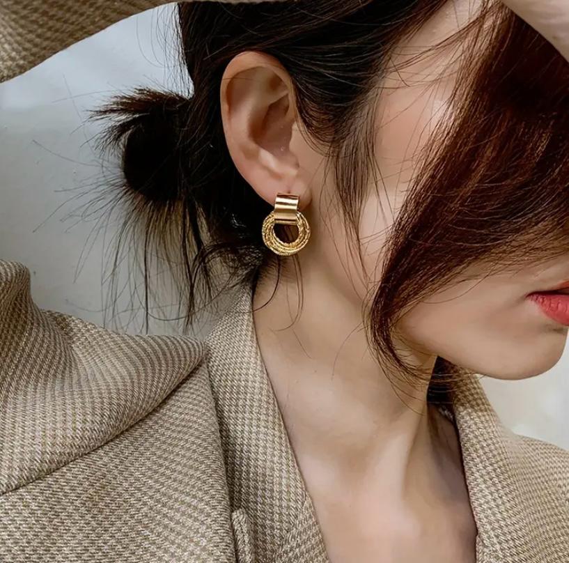 New Temperament Simple Earrings Fashion Ins Cold Wind Earrings High-end Atmosphere