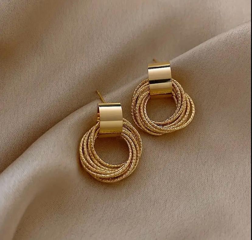 New Temperament Simple Earrings Fashion Ins Cold Wind Earrings High-end Atmosphere